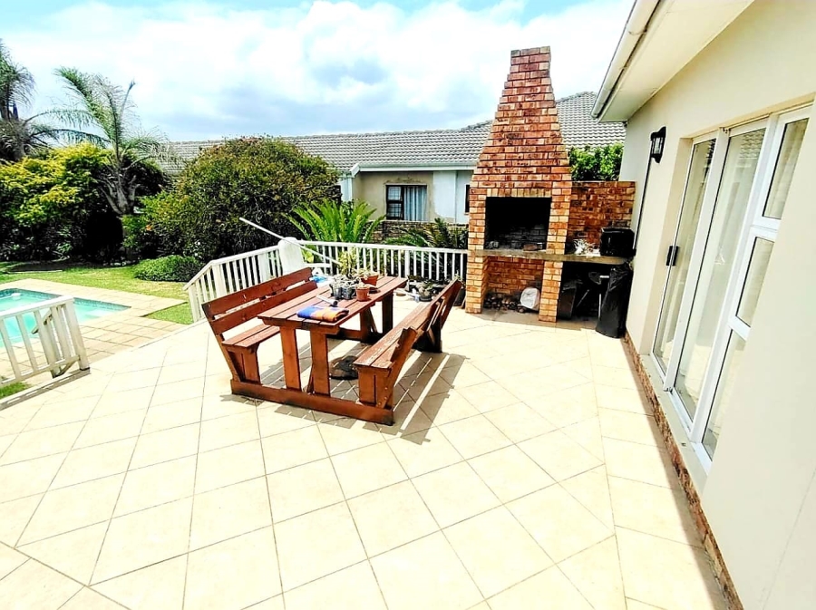 6 Bedroom Property for Sale in Kidds Beach Eastern Cape